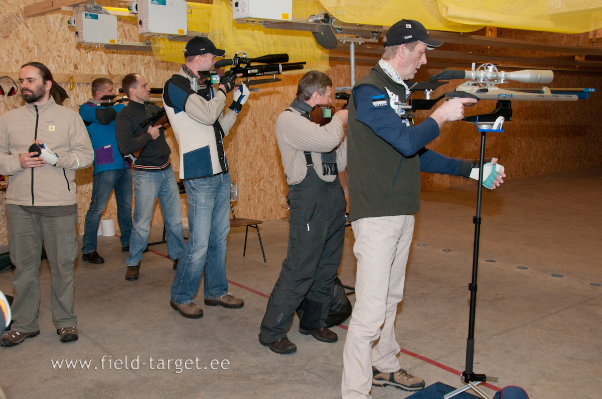 Reeglid lubavad relva laadimisel kasutada statiivi abi
